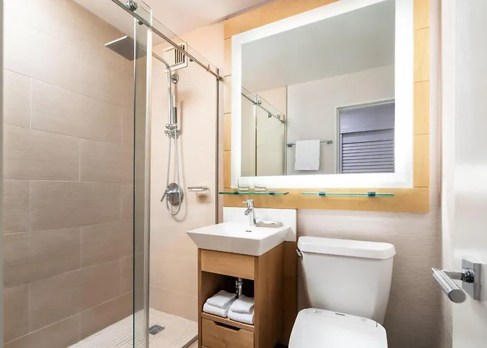 Diamond Queen Room Mobility or hearing accessible