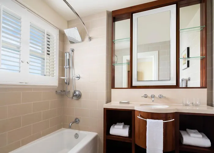 Deluxe  King Room Mobility or hearing accessible